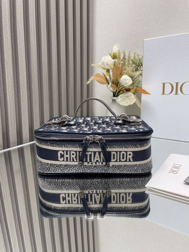 蓝d 小号化妆包 迪奥di Or 最火化妆包出货-化妆包+手包+三折零钱包 出了日常凹造型还可以当化妆包 推荐给精致的小迷妹 可以放超级多的东西出门必备- 25