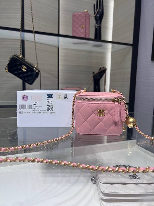 Ohanel 24B新品新色小盒子 可调节链条小金球 羊皮 看到它瞬间就种草了 皮内里 内配小镜子 尺寸:8.5Cmx11Cmx7Cm A P1447Y Ohanel 24B新品新色小盒子 可调节链条小金球 羊皮 看到它瞬间就种草了 皮内里 内配小镜子 尺寸:8.5Cmx11Cmx7Cm A P1447Y