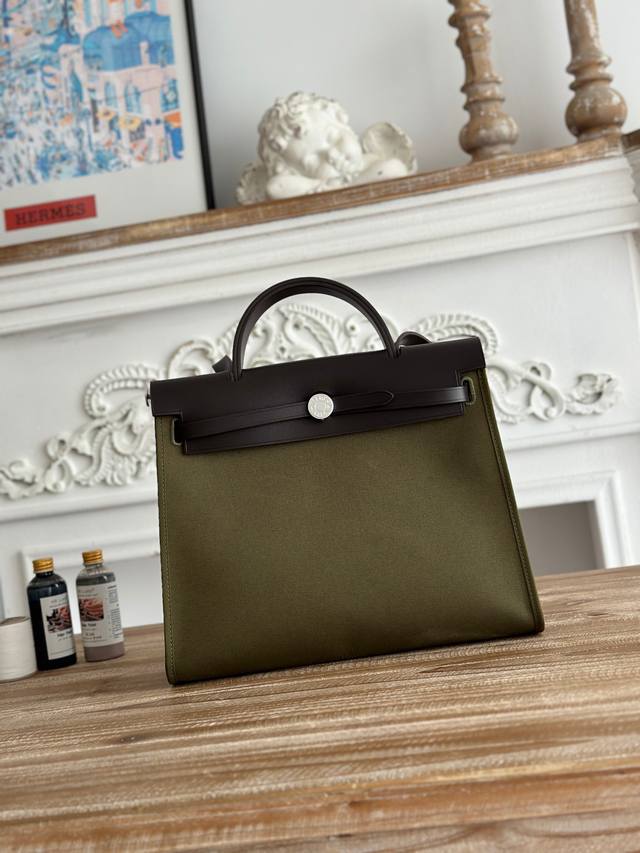 Hermers 爆款herbag 31Cm 设计灵感来自马鞍袋， 包身是帆布材质，外缝 肩带和手提是皮质的， 外形和kelly很像， 但是却比kelly轻很多！
