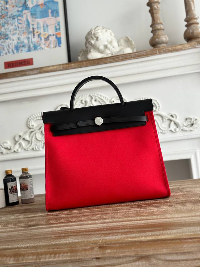 Hermers 爆款herbag 31Cm 设计灵感来自马鞍袋， 包身是帆布材质，外缝 肩带和手提是皮质的， 外形和kelly很像， 但是却比kelly轻很多！