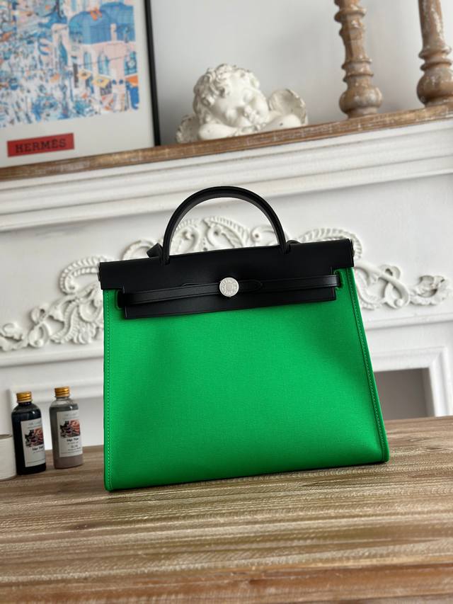 Hermers 爆款herbag 31Cm 设计灵感来自马鞍袋， 包身是帆布材质，外缝。 肩带和手提是皮质的， 外形和kelly很像， 但是却比kelly轻很多