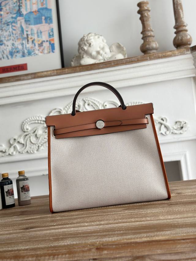 Hermers 爆款herbag 31Cm 设计灵感来自马鞍袋， 包身是帆布材质，外缝 肩带和手提是皮质的， 外形和kelly很像， 但是却比kelly轻很多！