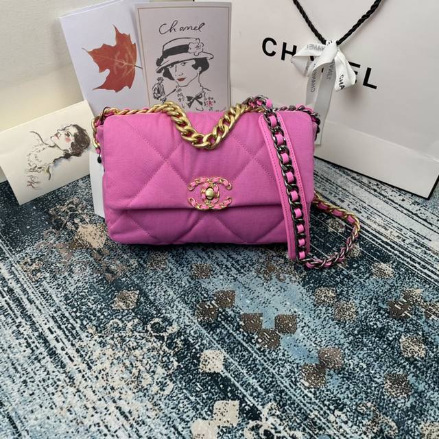 颜色：桃红布料 Chanel小香新款 型号：As1160 年秋冬大菱格豆腐包： 进口羊皮单口包 古银：白叻：金色：3种金属混搭肩带 粗链条彰显休闲风格 这种非定