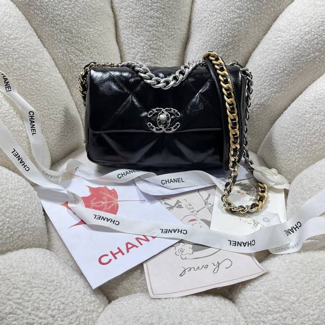 颜色：克色漆皮银扣 Chanel小香新款 型号：As1160 年秋冬大菱格豆腐包： 进口羊皮单口包 古银：白叻：金色：3种金属混搭肩带 粗链条彰显休闲风格 这种