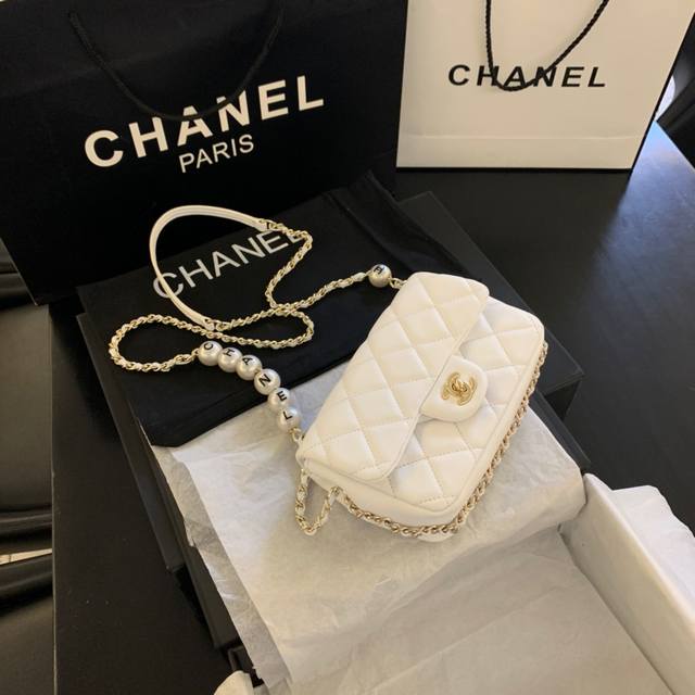 Chanel：：型号as1436：尺寸13X18X7Cm：年早春新款休闲珍珠包。 当我看到它的第一眼 无疑就已经能确定它是一个爆款 墙裂推荐必入款，珍珠不要太精