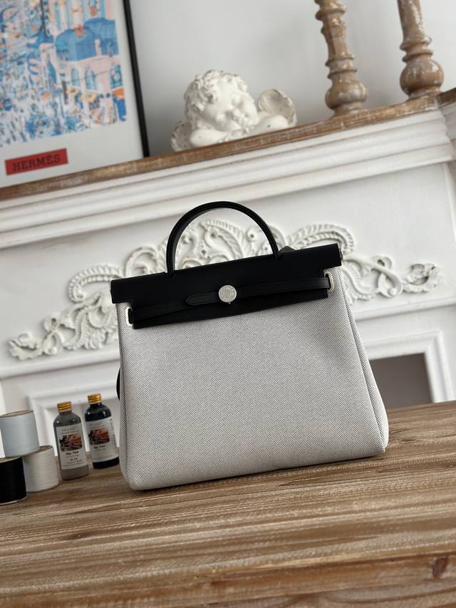 Hermers 爆款herbag 31Cm 设计灵感来自马鞍袋， 包身是帆布材质，内缝 肩带和手提是皮质的， 外形和kelly很像， 但是却比kelly轻很多！