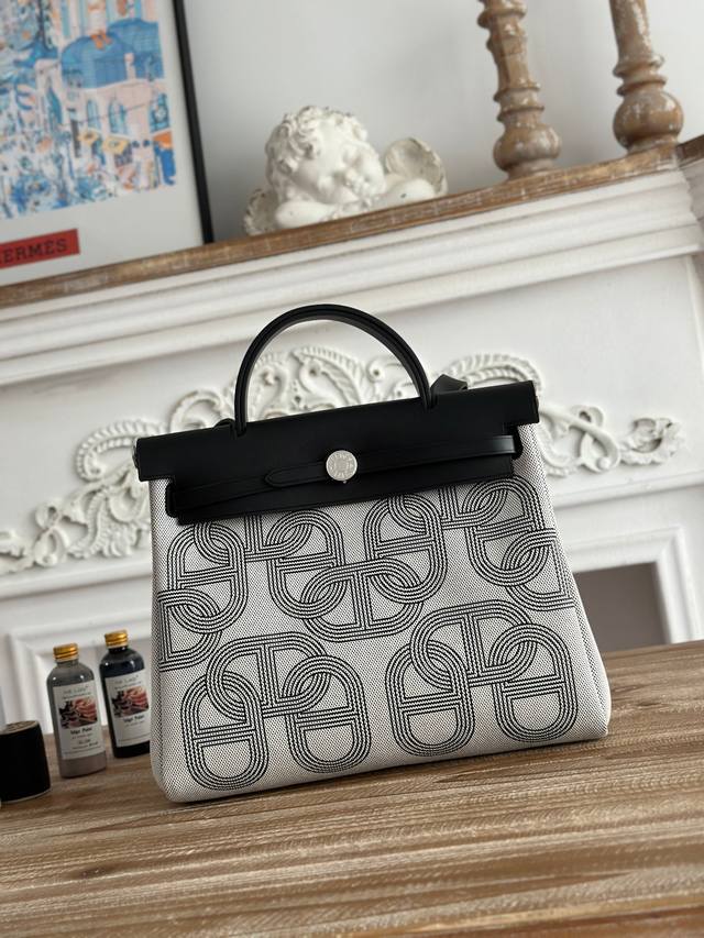 Hermers 爆款herbag 31Cm 设计灵感来自马鞍袋， 包身是帆布材质，内缝 肩带和手提是皮质的， 外形和kelly很像， 但是却比kelly轻很多！