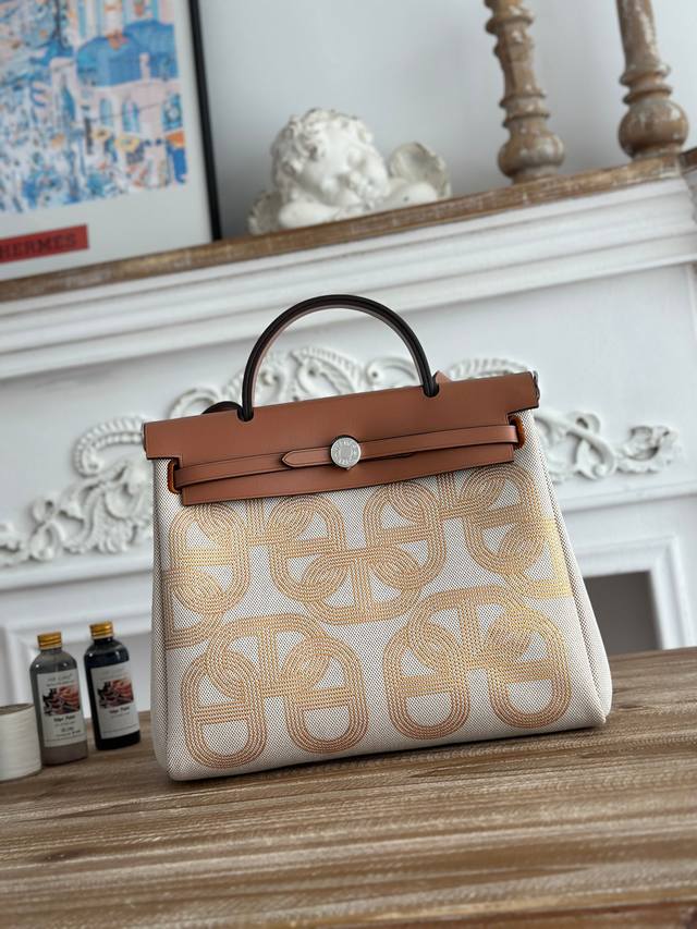 Hermers 爆款herbag 31Cm 设计灵感来自马鞍袋， 包身是帆布材质，内缝 肩带和手提是皮质的， 外形和kelly很像， 但是却比kelly轻很多！