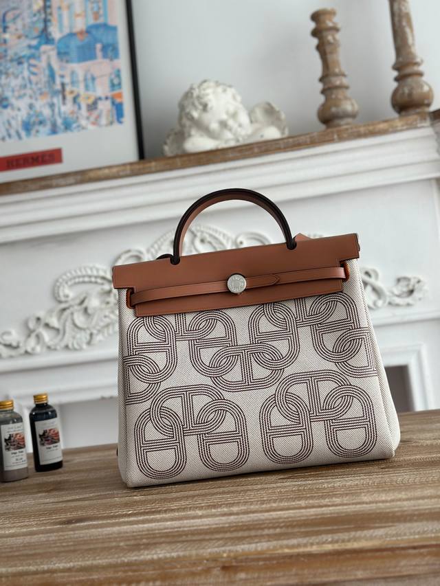 Hermers 爆款herbag 31Cm 设计灵感来自马鞍袋, 包身是帆布材质,内缝 肩带和手提是皮质的, 外形和kelly很像, 但是却比kelly轻很多! Hermers 爆款herbag 31Cm 设计灵感来自马鞍袋, 包身是帆布材质,内缝 肩带和手提是皮质的, 外形和kelly很像, 但是却比kelly轻很多!