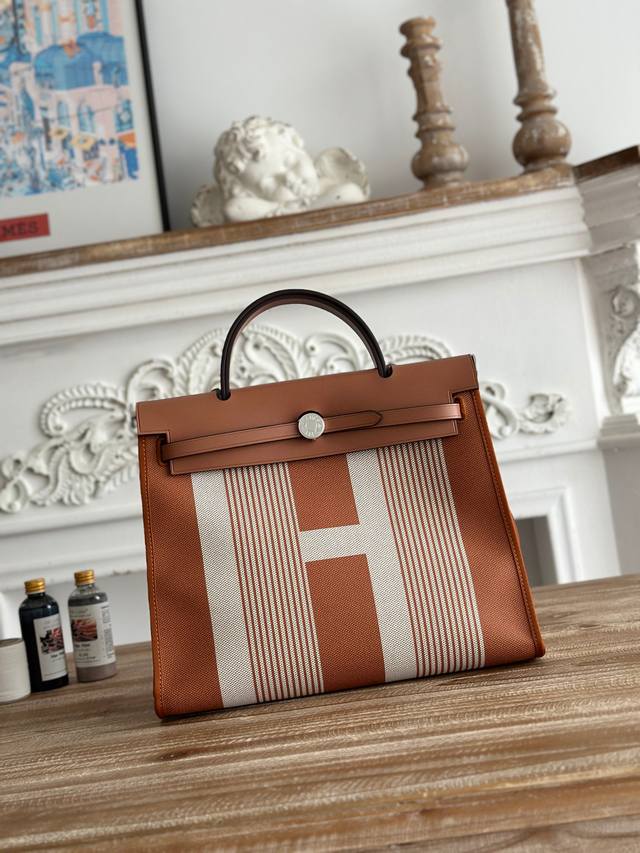 Hermers 爆款herbag 31Cm 设计灵感来自马鞍袋， 包身是帆布材质，外缝 肩带和手提是皮质的， 外形和kelly很像， 但是却比kelly轻很多！