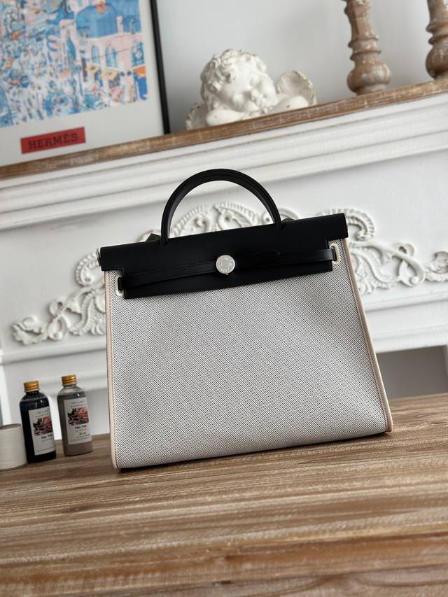 Hermers 爆款herbag 31Cm 设计灵感来自马鞍袋， 包身是帆布材质，外缝。 肩带和手提是皮质的， 外形和kelly很像， 但是却比kelly轻很多