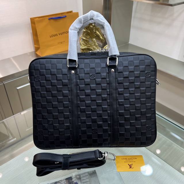 Louis Vuitton 路易威登 M41478全头层牛皮，配有肩带 ，原单质量专柜同款， Porte-Documents Voyage小号公文包别样的个性魅