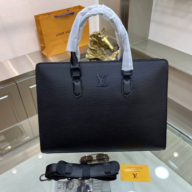 新品 ：Louis Vuitton 路易威登 最新公文包 不但包型做得好，而且品质也非常精细，采用进口水波纹牛皮制作，五金配套带密码锁，款式简单大方 型号 :