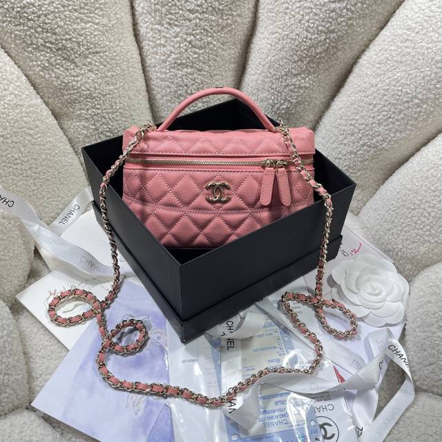 现货25C春季新品 A 7 精致小巧链条手拿包 颗粒小牛皮配金色金属 手柄还有小logo 皮面上一条有弧度的缝线 让整个包看起来更加力挺 荔枝纹的皮面还不易刮花