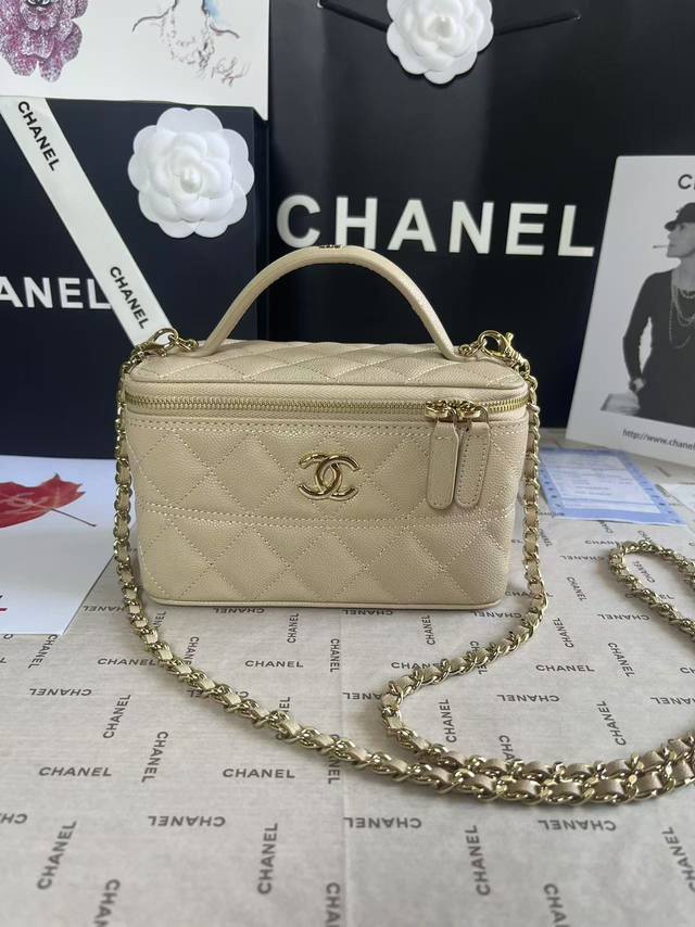 现货型号:A 4简介:原单质量，经典之作，华丽与气质的前沿，是你意想不到的尊贵。皮种:原单进口球纹皮，里配原版布。五金:原版五金配制尺寸8.5 11 7Cm