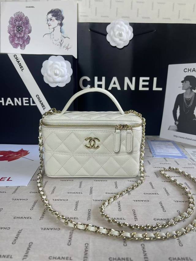 现货型号:A 4简介:原单质量,经典之作,华丽与气质的前沿,是你意想不到的尊贵。皮种:原单进口球纹皮,里配原版布。五金:原版五金配制尺寸8.5 11 7Cm 现货型号:A 4简介:原单质量,经典之作,华丽与气质的前沿,是你意想不到的尊贵。皮种:原单进口球纹皮,里配原版布。五金:原版五金配制尺寸8.5 11 7Cm