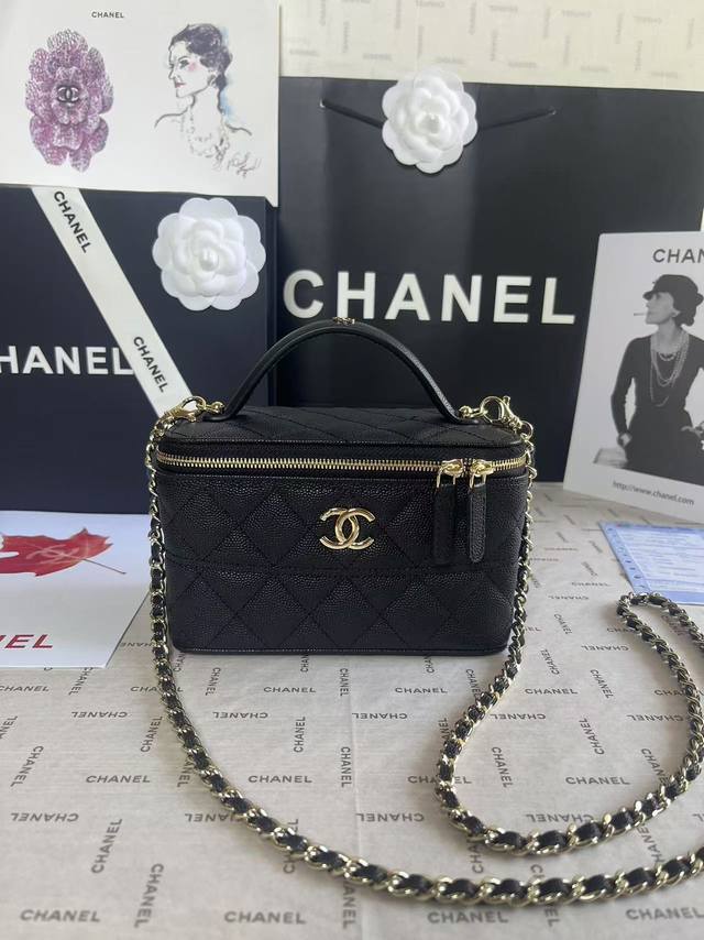 现货型号:A 4简介:原单质量，经典之作，华丽与气质的前沿，是你意想不到的尊贵。皮种:原单进口球纹皮，里配原版布。五金:原版五金配制尺寸8.5 11 7Cm