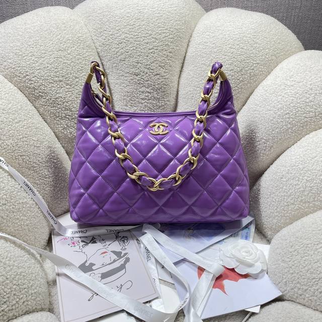 24A 腋下包 As4923 高级手工访 这一季真的是把秋冬氛围拉满 它的设计简约又高级,经典的元素融合时尚的hobo款式,背上它瞬间提升气质 皮质感超棒,细节 24A 腋下包 As4923 高级手工访 这一季真的是把秋冬氛围拉满 它的设计简约又高级,经典的元素融合时尚的hobo款式,背上它瞬间提升气质 皮质感超棒,细节