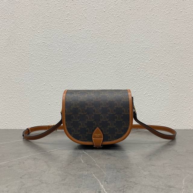 正品级 Celi_Ne Folco造型复古、潮流、街头风格于一身 延续凯旋门 复古斜挎 耐看经典一点都不老套 还带着轻巧小俏皮 耐装耐磨 象征性的 结构简约 肩