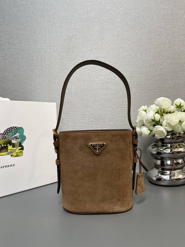 正品级 顶级原单 新款水桶包1Be078鹿绒皮小号這款靈活易搭的水桶袋設計極簡，以柔軟的麂皮製作。肩带可调节，内配进口羊皮，答量空间大，上身效果又时尚潮流，冬天