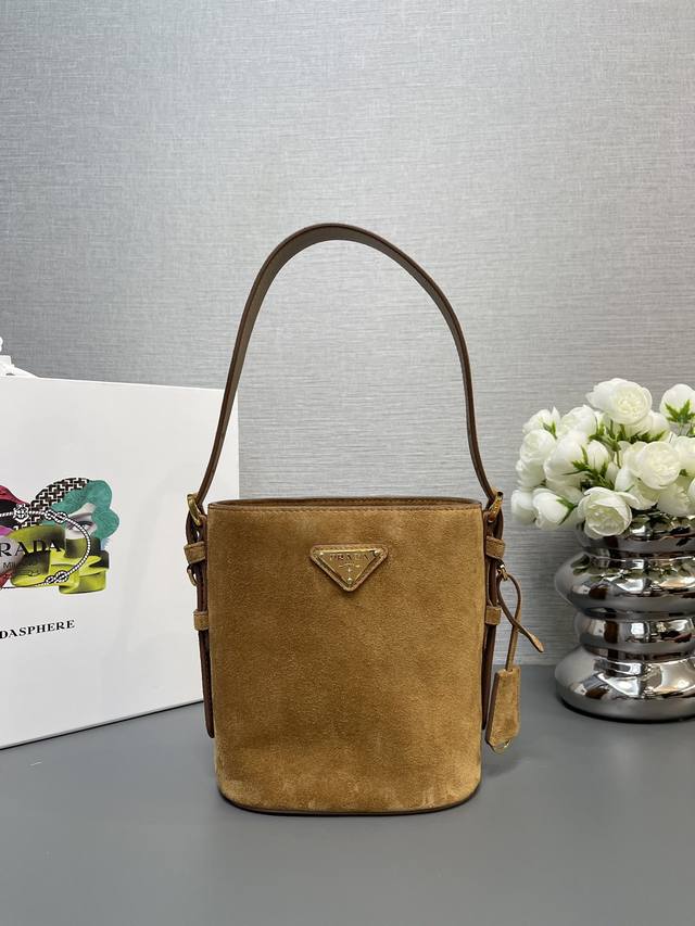 正品级 顶级原单 新款水桶包1Be078鹿绒皮小号這款靈活易搭的水桶袋設計極簡，以柔軟的麂皮製作。肩带可调节，内配进口羊皮，答量空间大，上身效果又时尚潮流，冬天