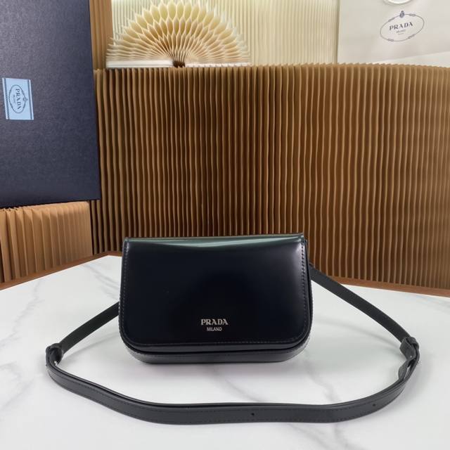 正品级 顶级原单 新品首发新款亮皮手机包2Vd061超级百搭好看时髦潮人一定要买它！灵感来自cle系列，独树一帜倾斜侧面结构塑就简约廓形，翻盖饰热压徽标，整体包