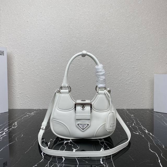 正品级 顶级原单 {羊皮}Pradα Moon Bag 新款腋下月牙包1Ba381经典复古回归prada Passavela元素正面、小羊皮材质 银色圆环搭配针