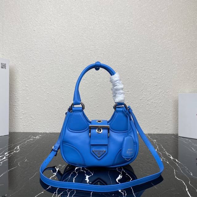 正品级 顶级原单 {羊皮}Pradα Moon Bag 新款腋下月牙包1Ba381经典复古回归prada Passavela元素正面、小羊皮材质 银色圆环搭配针