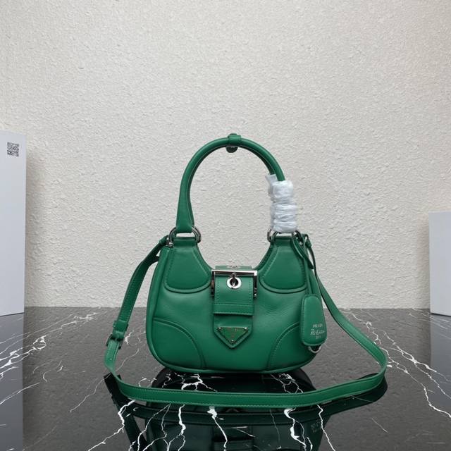 正品级 顶级原单 {羊皮}Pradα Moon Bag 新款腋下月牙包1Ba381经典复古回归prada Passavela元素正面、小羊皮材质 银色圆环搭配针