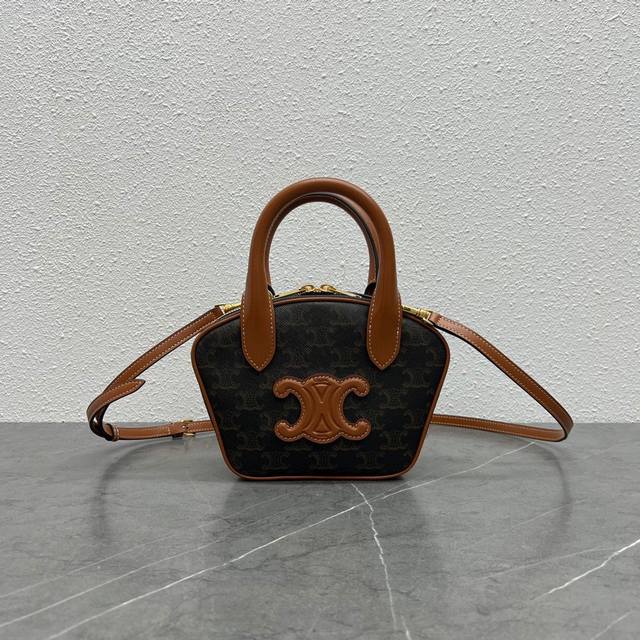 正品级 Celine 新品保龄球包，手拎斜挎复古又时髦的一只包包，实物真的吼吼看吖，很有质感！大小也刚刚好，可以放下手机，容量很给力，时尚的celine女孩们，