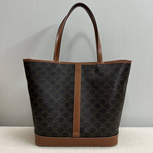 正品级 新品上线 Triomphe Canvas 手袋. 秋冬 Celine全新cabas中号标志印花牛皮革手袋，牛皮革包边搭配经典老花织物面料，肩背手提 按扣