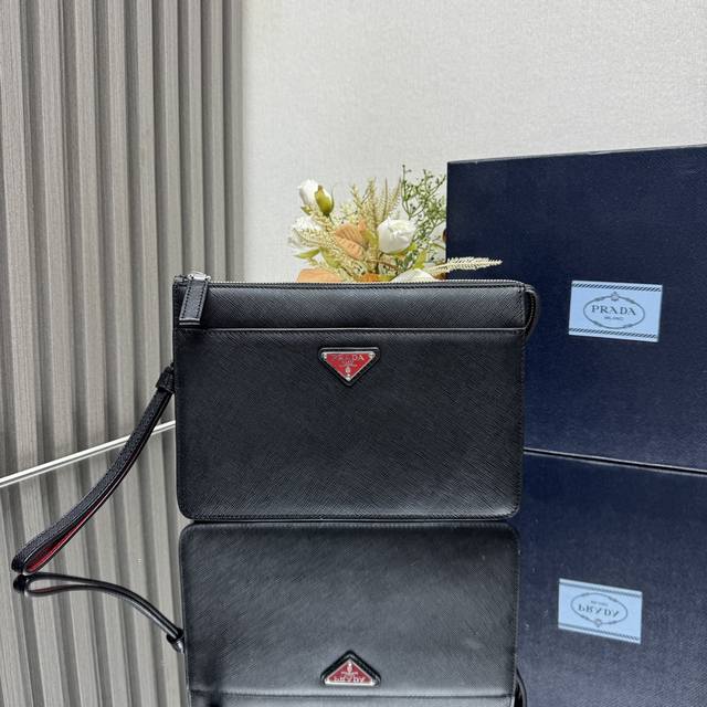 正品级 顶级原单 新款男士手包2Vf032到货采用进口saffiano十字纹牛皮,金属配件,一个拉链隔层,一个内部口袋和六个卡槽,两个磁扣式外部口袋,皮革饰边织 正品级 顶级原单 新款男士手包2Vf032到货采用进口saffiano十字纹牛皮,金属配件,一个拉链隔层,一个内部口袋和六个卡槽,两个磁扣式外部口袋,皮革饰边织