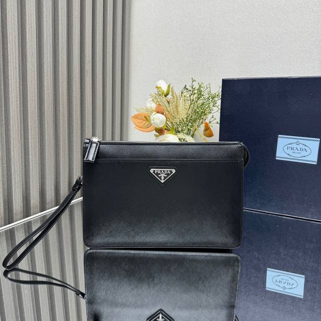 正品级 顶级原单 新款男士手包2Vf032到货采用进口saffiano十字纹牛皮，金属配件，一个拉链隔层，一个内部口袋和六个卡槽，两个磁扣式外部口袋，皮革饰边织