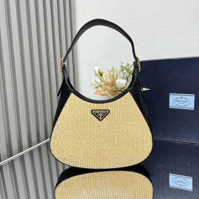 正品级 顶级原单 新款cleo1Bc179新款草编包这款斜挎包采用进口小牛包配手工草编，内配进口羊皮，不管手提还是单肩都是很有味道，上身效果杆杆的。容量实用性非