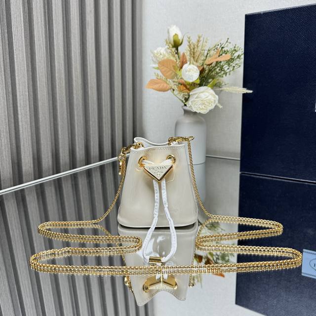 正品级 顶级原单 漆皮小水桶1Nr016小牛皮这款漆皮小水桶采用进口亮面牛皮和涂珐琅金属三角形徽标装饰开合设计。金属铁琏可斜跨。太可爱了,效果非常吸眼,可仙可酷 正品级 顶级原单 漆皮小水桶1Nr016小牛皮这款漆皮小水桶采用进口亮面牛皮和涂珐琅金属三角形徽标装饰开合设计。金属铁琏可斜跨。太可爱了,效果非常吸眼,可仙可酷