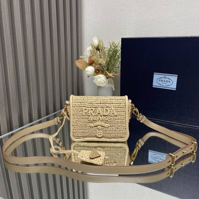 正品级 顶级原单 编织盖头包 小盖头斜挎包，满满的艺术气息～拉菲草编织非常扎实 超有质感 日常搭配私服也不会出错的单品 自然风的设计 仿佛都能呼吸 尺寸：12×