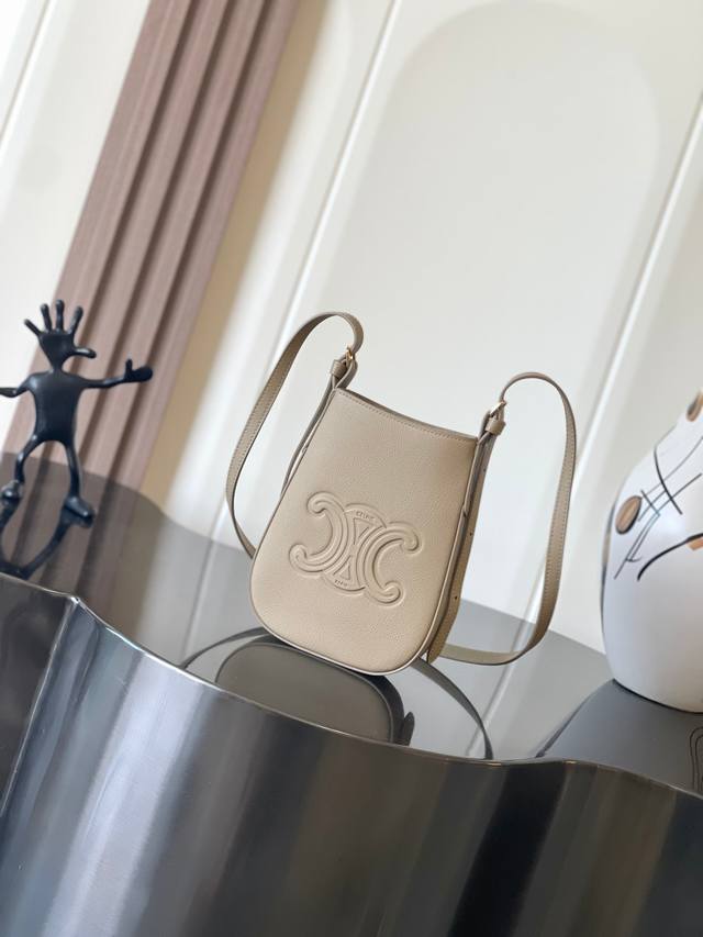 正品级 Celine|Heloise柔软牛皮革手机包 新品上线 又挖到宝藏单品|好物推荐 快来围观这小巧又喷香的小可爱-Mini Heloise -轻轻松松放俩 正品级 Celine|Heloise柔软牛皮革手机包 新品上线 又挖到宝藏单品|好物推荐 快来围观这小巧又喷香的小可爱-Mini Heloise -轻轻松松放俩