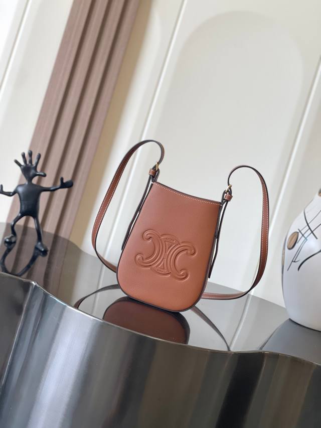 正品级 Celine｜Heloise柔软牛皮革手机包 新品上线 又挖到宝藏单品｜好物推荐 快来围观这小巧又喷香的小可爱-Mini Heloise -轻轻松松放俩