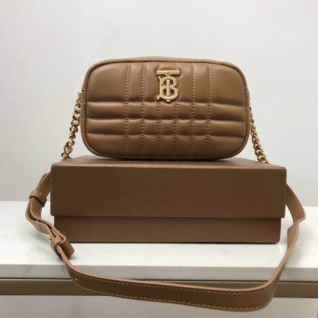 正品级 B家顶级原单 精巧别致的绗缝相机包,选用意大利鞣制羔羊皮材质制作,装饰 Thomas 专属标识。可单肩背,或调节背带缔造斜背造型。 款号:8020713 正品级 B家顶级原单 精巧别致的绗缝相机包,选用意大利鞣制羔羊皮材质制作,装饰 Thomas 专属标识。可单肩背,或调节背带缔造斜背造型。 款号:8020713