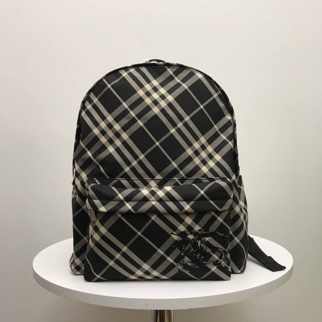 正品级 B家顶级原单 双肩包,装饰精纺 Burberry 格纹。内衬为同种面料,点缀马术骑士徽标 Ekd 贴花。搭配 B 字型拉链头,设有 1 个外口袋,可容纳 正品级 B家顶级原单 双肩包,装饰精纺 Burberry 格纹。内衬为同种面料,点缀马术骑士徽标 Ekd 贴花。搭配 B 字型拉链头,设有 1 个外口袋,可容纳