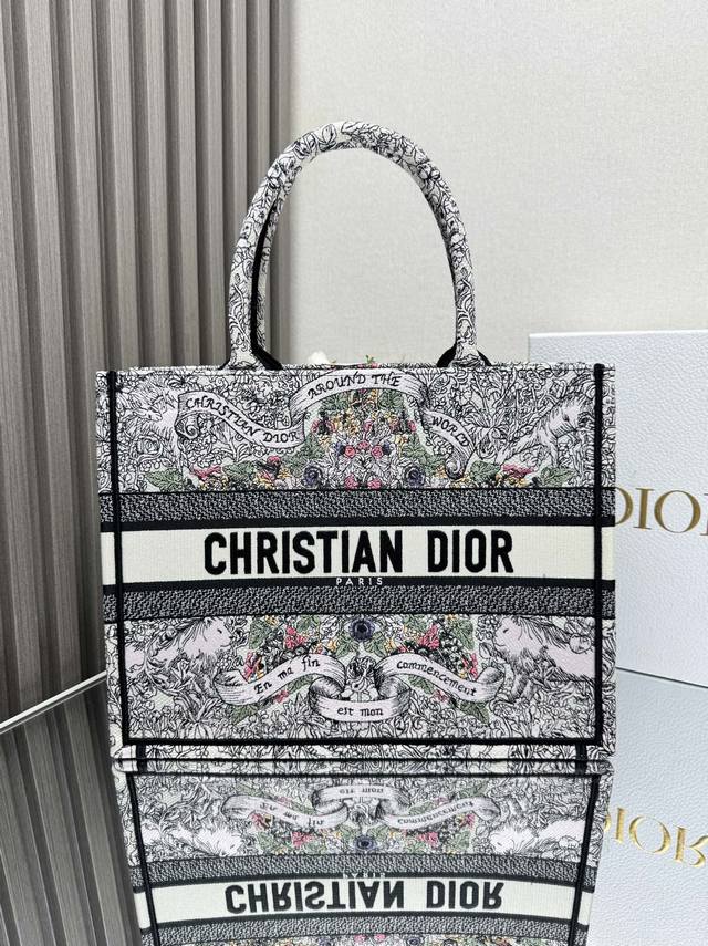 正品级 ,高版本 星星粉色花 中号 Dior Book Tote 购物袋 这款book Tote手袋灵感来自女装创意总监玛丽亚 嘉茜娅 蔻丽 Maria Gra 正品级 ,高版本 星星粉色花 中号 Dior Book Tote 购物袋 这款book Tote手袋灵感来自女装创意总监玛丽亚 嘉茜娅 蔻丽 Maria Gra