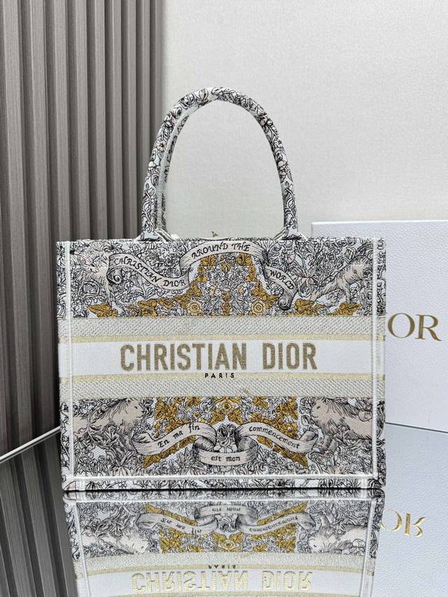正品级 ，高版本 星星金色花 中号 Dior Book Tote 购物袋 这款book Tote手袋灵感来自女装创意总监玛丽亚 嘉茜娅 蔻丽 Maria Gra