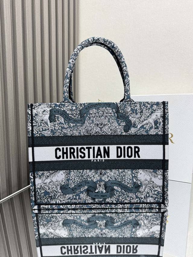 正品级 ,高版本 星星绿色花 中号 Dior Book Tote 购物袋 这款book Tote手袋灵感来自女装创意总监玛丽亚 嘉茜娅 蔻丽 Maria Gra 正品级 ,高版本 星星绿色花 中号 Dior Book Tote 购物袋 这款book Tote手袋灵感来自女装创意总监玛丽亚 嘉茜娅 蔻丽 Maria Gra