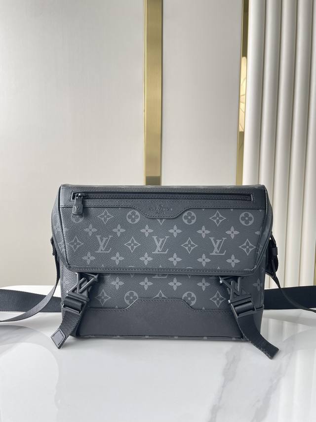 正品级 M12517 22.5×11×33 Voyager 小号邮差包