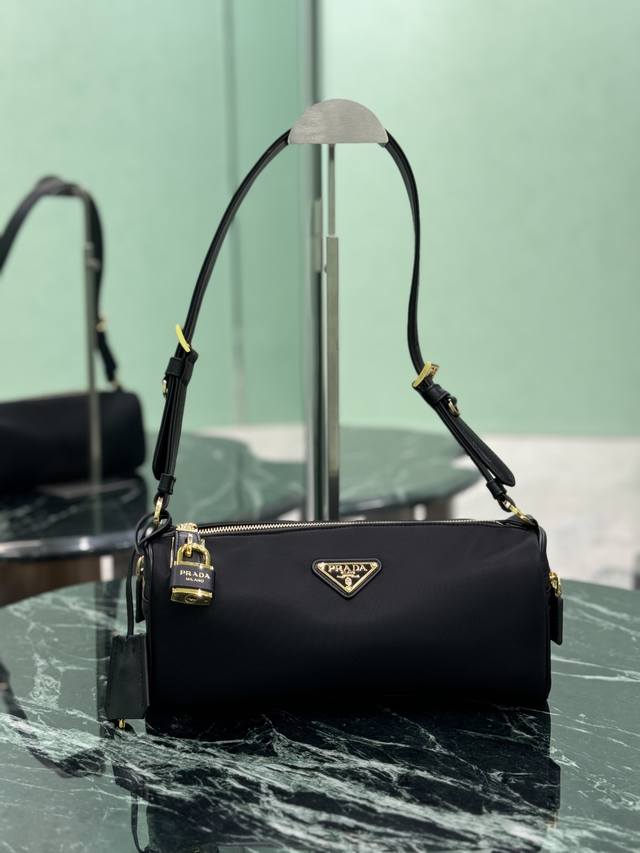 正品级 新款尼龙锁头包 这款tessuto Locker单肩包风格现代百搭，采用再生尼龙 Re-Nylon 材料制成。搭配精致小牛皮细节。可调节皮革肩带，容量宽