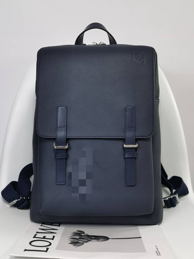 原厂皮 柔软粒面牛皮革军用背包 尺寸39-28.5-11 型号330 Military Backpack 是一种宽敞且用途广泛的背包，带有一个主隔层和一个折叠翻