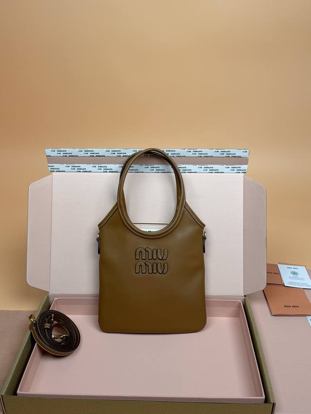 原厂皮 特级五金原厂皮 Ivy牛皮革托特包小号手提包 斜挎包~干邑色 这款牛皮托特包饰有金属细节品牌字母徽标,彰显经典风格,非常有辨识度 尺寸:W20×H24C 原厂皮 特级五金原厂皮 Ivy牛皮革托特包小号手提包 斜挎包~干邑色 这款牛皮托特包饰有金属细节品牌字母徽标,彰显经典风格,非常有辨识度 尺寸:W20×H24C