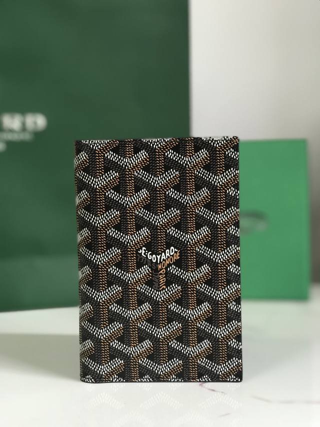 正品级 Goyard 护照夹 时尚出行必备单品 G0Yard 戈雅 成立于1853年，已超过160年的历史，面料以麻，棉及大麻纤维混合织成后再涂上光面的树胶醛醣