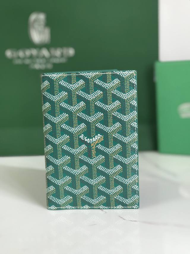 正品级 Goyard 护照夹 时尚出行必备单品 G0Yard 戈雅 成立于1853年，已超过160年的历史，面料以麻，棉及大麻纤维混合织成后再涂上光面的树胶醛醣