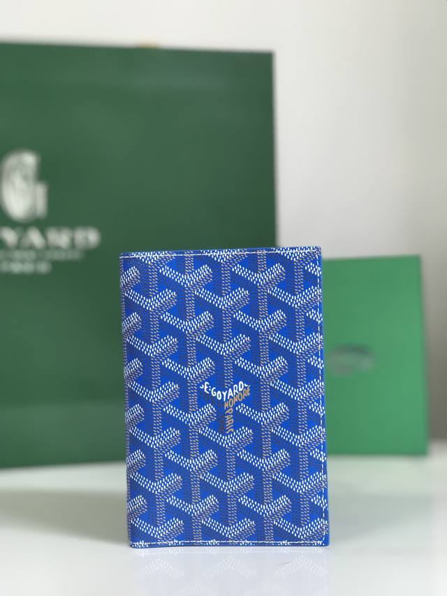 正品级 Goyard 护照夹 时尚出行必备单品 G0Yard 戈雅 成立于1853年，已超过160年的历史，面料以麻，棉及大麻纤维混合织成后再涂上光面的树胶醛醣